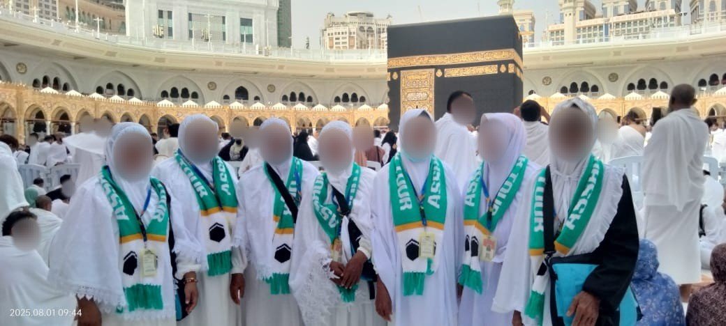 Jamaah di depan Ka'bah